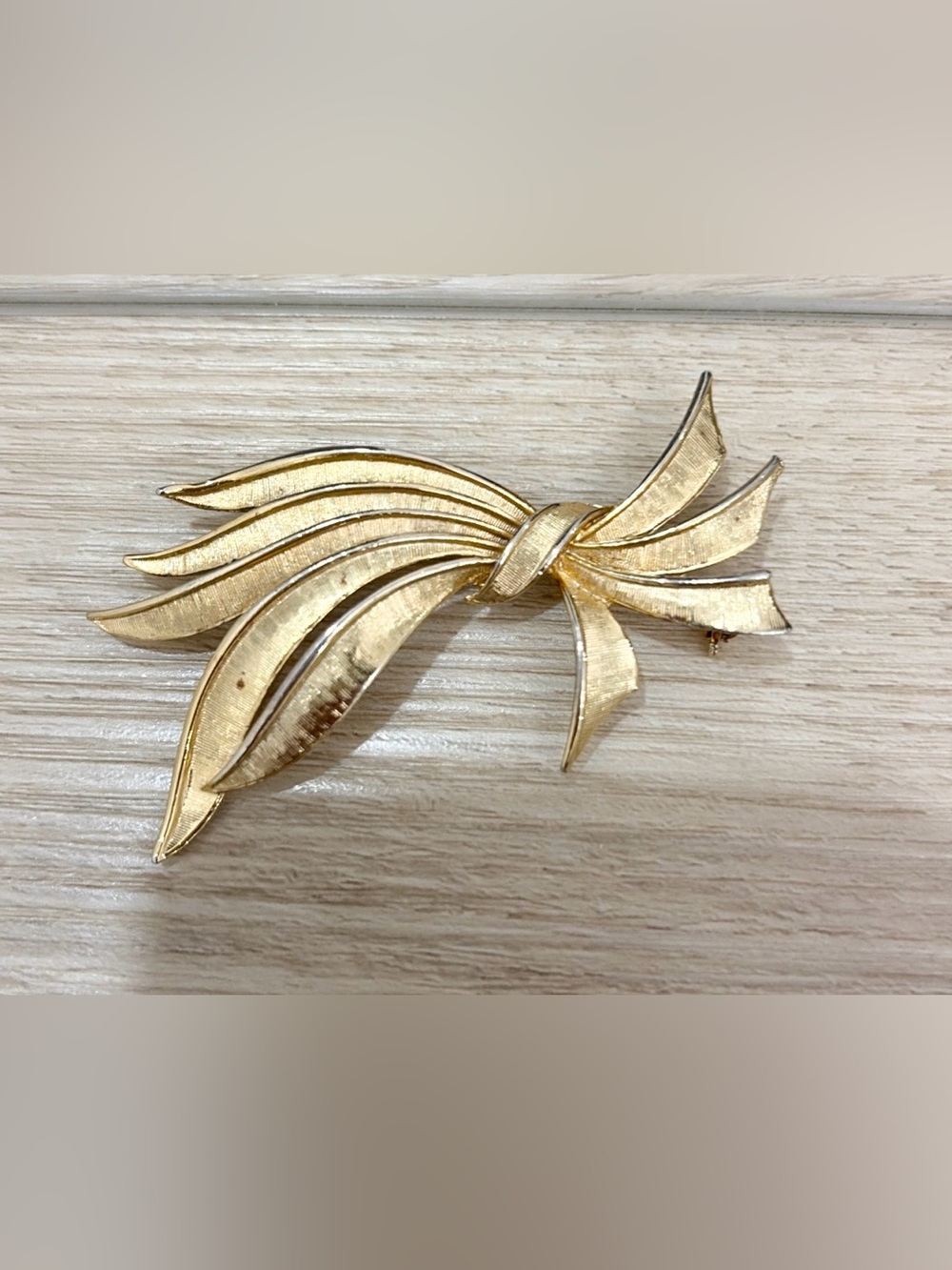 Vintage Gold Bow Leaf Brooch - Elegant Cottagecore Classy Womens Jewelry